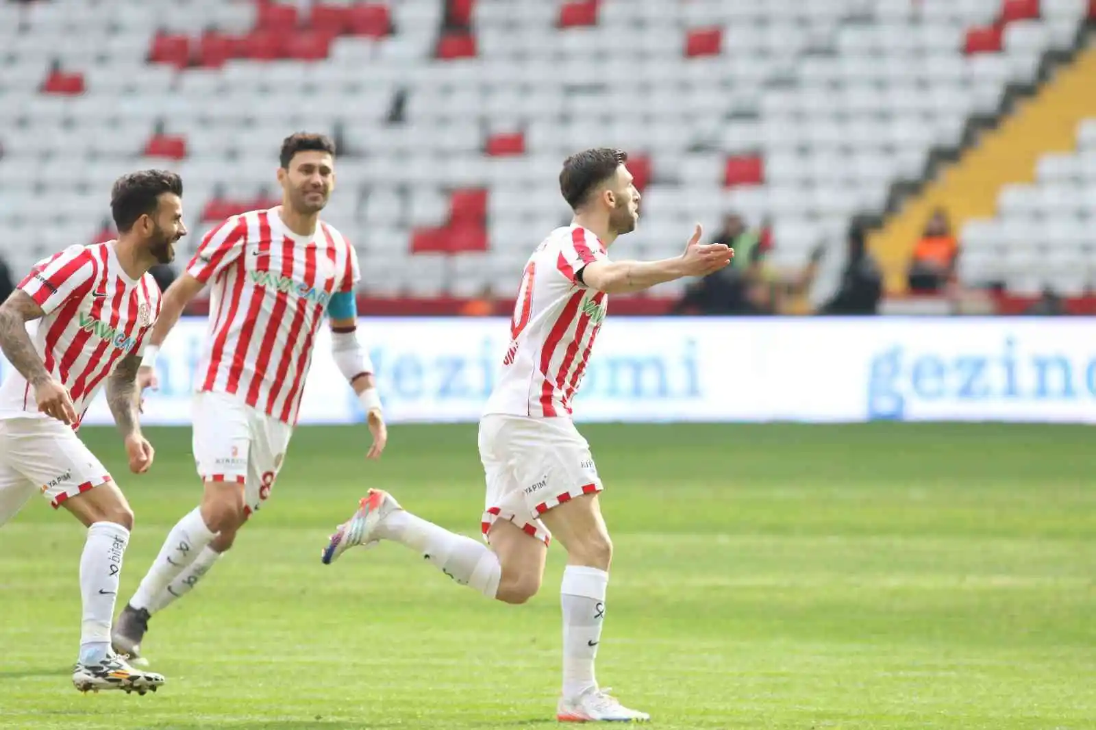 Spor Toto Süper Lig: FTA Antalyaspor: 1 - Giresunspor: 1 (İlk yarı)