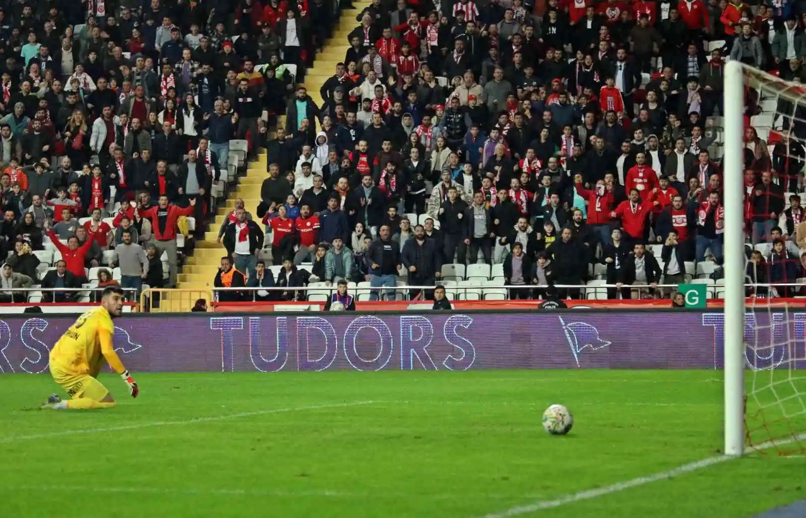 Spor Toto Süper Lig: FTA Antalyaspor: 1 - Ümraniyespor: 1 (İlk yarı)