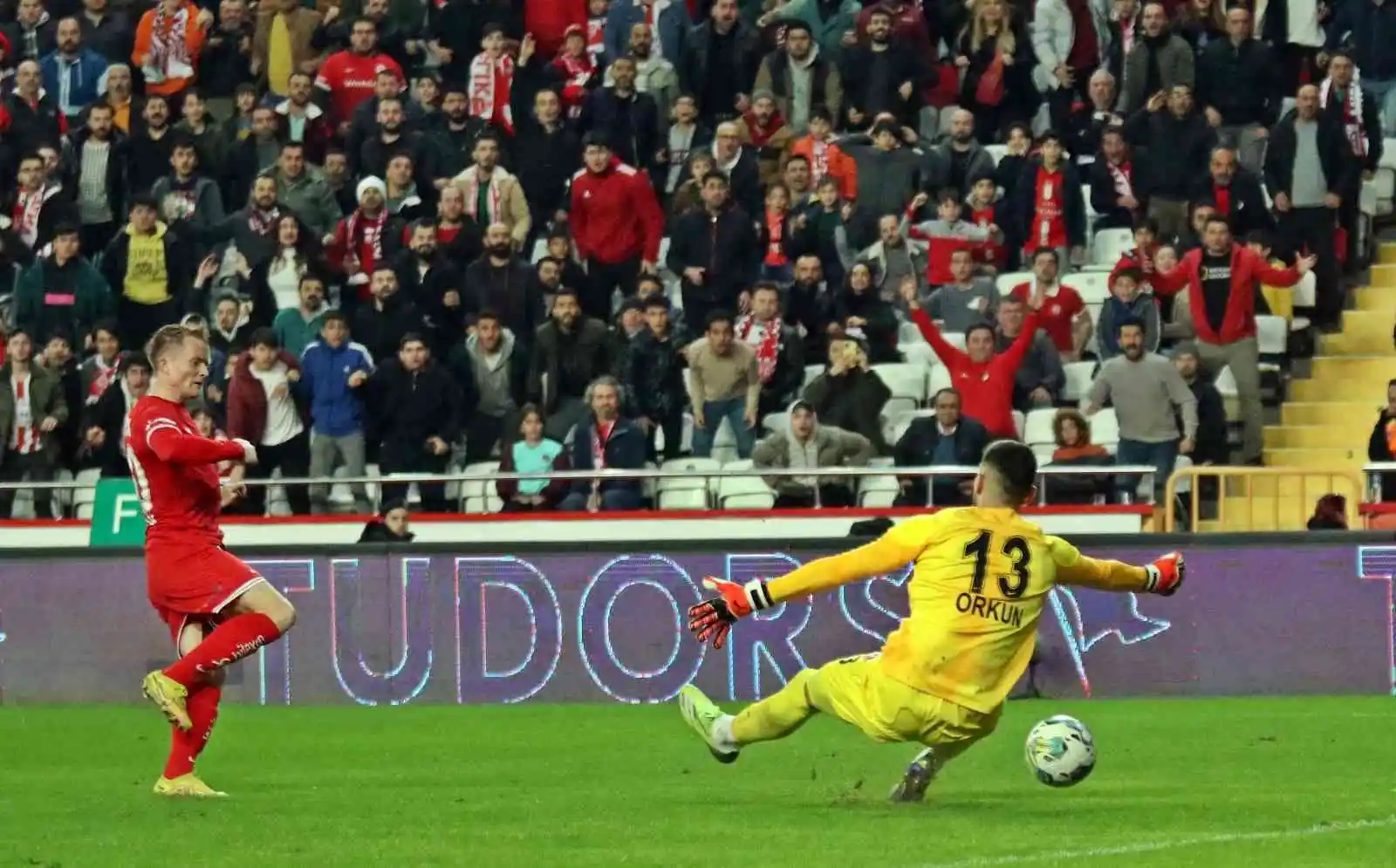 Spor Toto Süper Lig: FTA Antalyaspor: 1 - Ümraniyespor: 1 (İlk yarı)