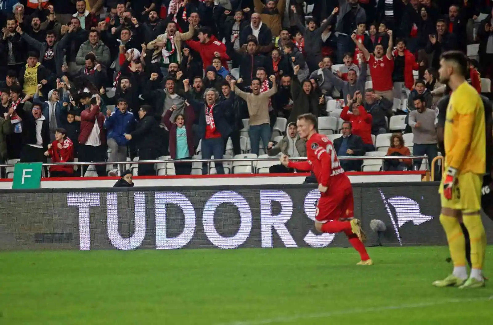 Spor Toto Süper Lig: FTA Antalyaspor: 1 - Ümraniyespor: 1 (İlk yarı)