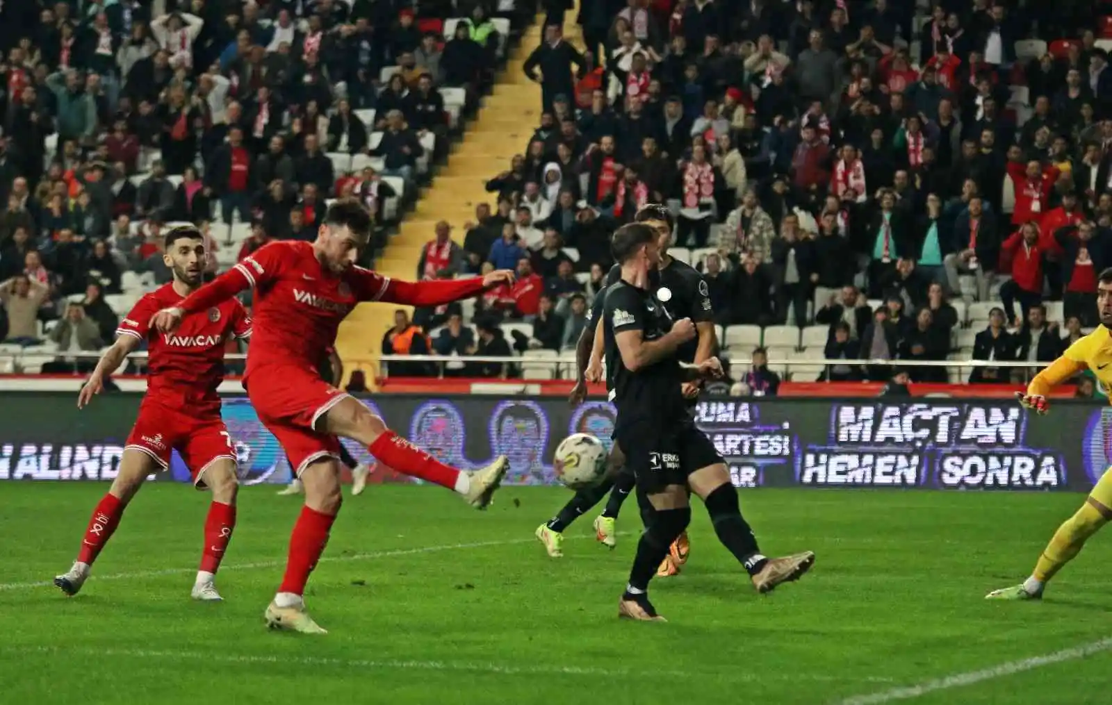 Spor Toto Süper Lig: FTA Antalyaspor: 1 - Ümraniyespor: 1 (İlk yarı)