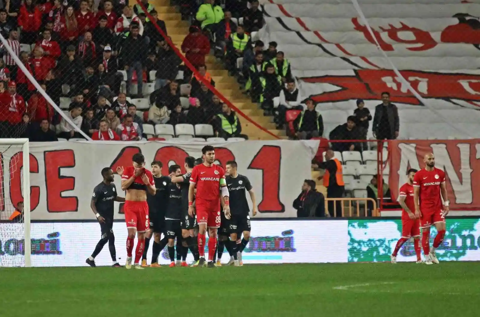 Spor Toto Süper Lig: FTA Antalyaspor: 1 - Ümraniyespor: 1 (İlk yarı)