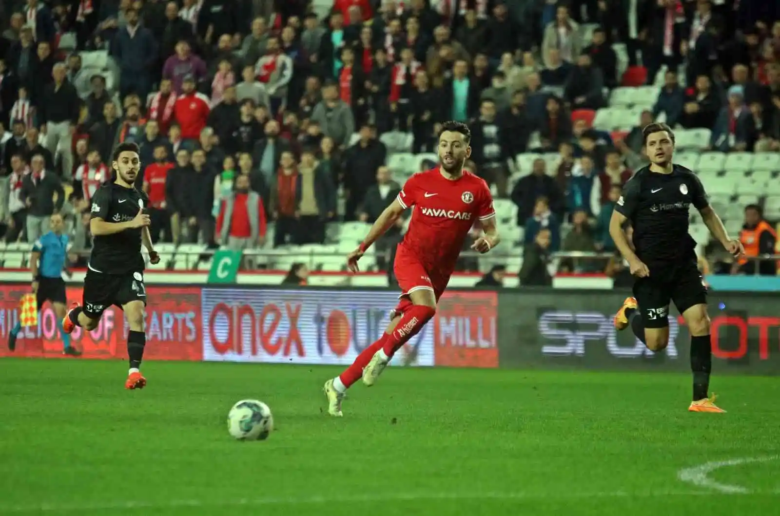Spor Toto Süper Lig: FTA Antalyaspor: 1 - Ümraniyespor: 1 (İlk yarı)
