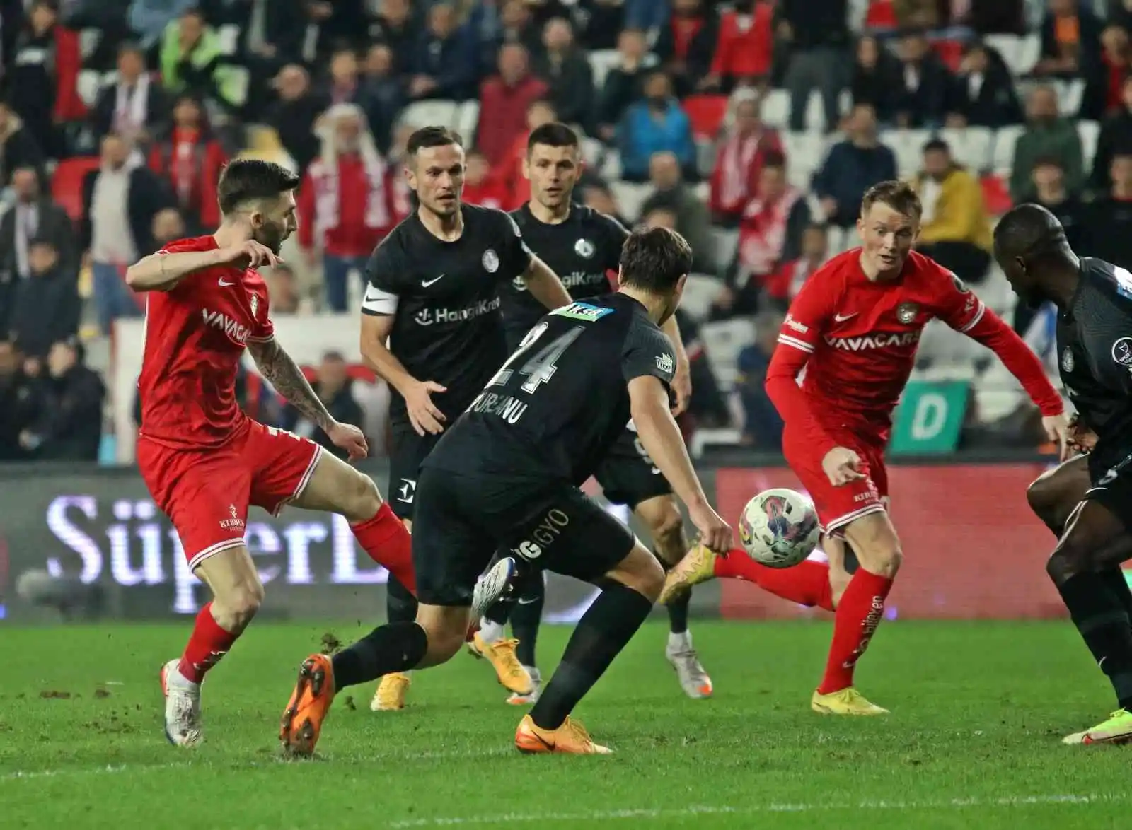 Spor Toto Süper Lig: FTA Antalyaspor: 1 - Ümraniyespor: 1 (İlk yarı)