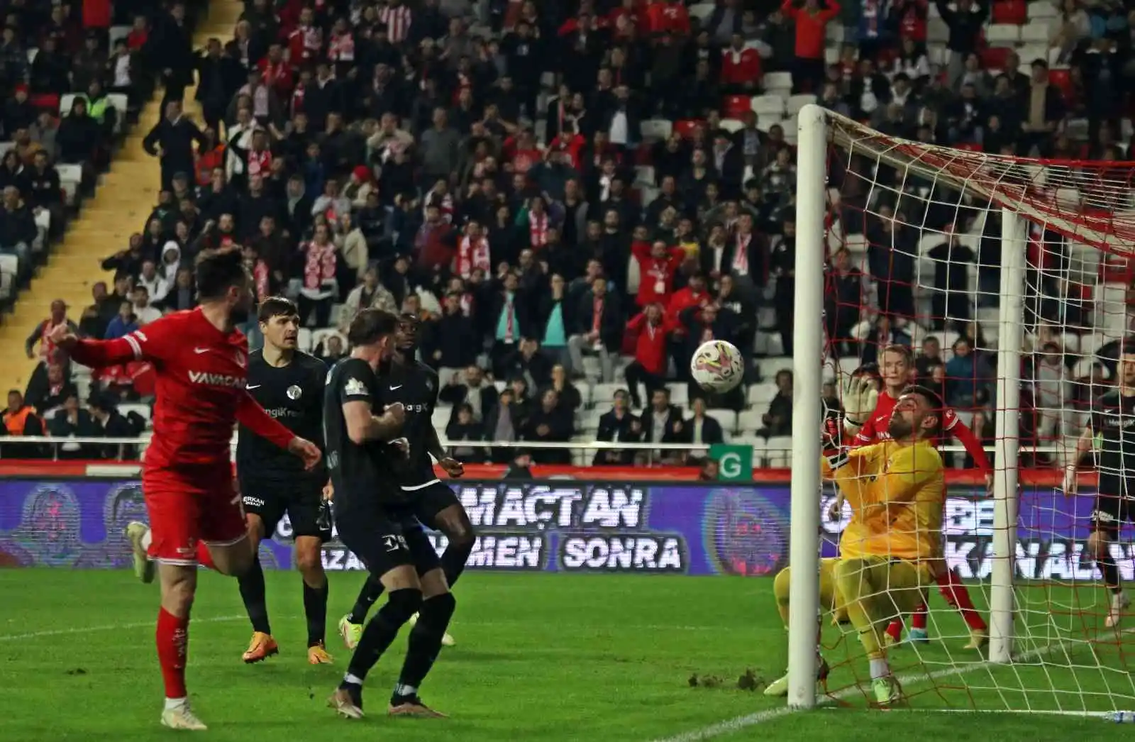 Spor Toto Süper Lig: FTA Antalyaspor: 1 - Ümraniyespor: 1 (İlk yarı)