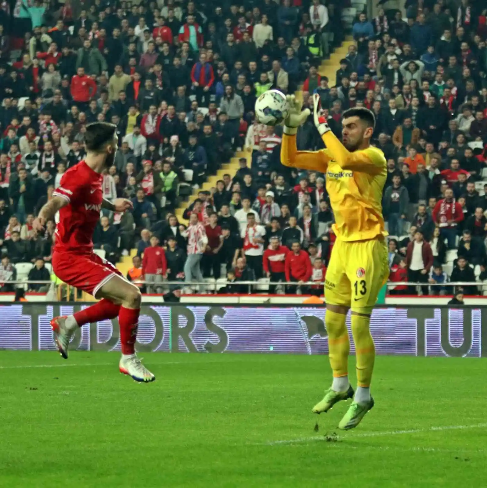 Spor Toto Süper Lig: FTA Antalyaspor: 1 - Ümraniyespor: 1 (İlk yarı)