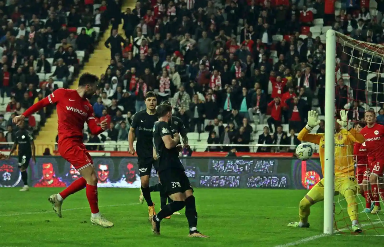 Spor Toto Süper Lig: FTA Antalyaspor: 1 - Ümraniyespor: 1 (İlk yarı)