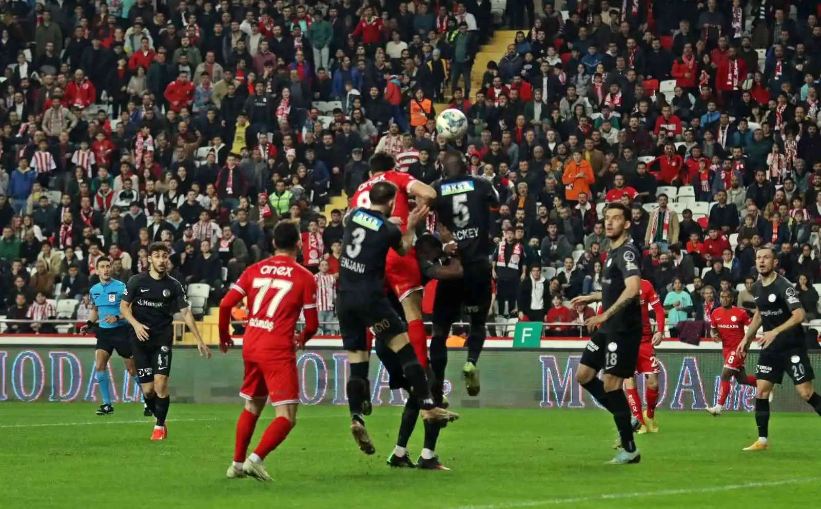 Spor Toto Süper Lig: FTA Antalyaspor: 1 - Ümraniyespor: 1 (İlk yarı)