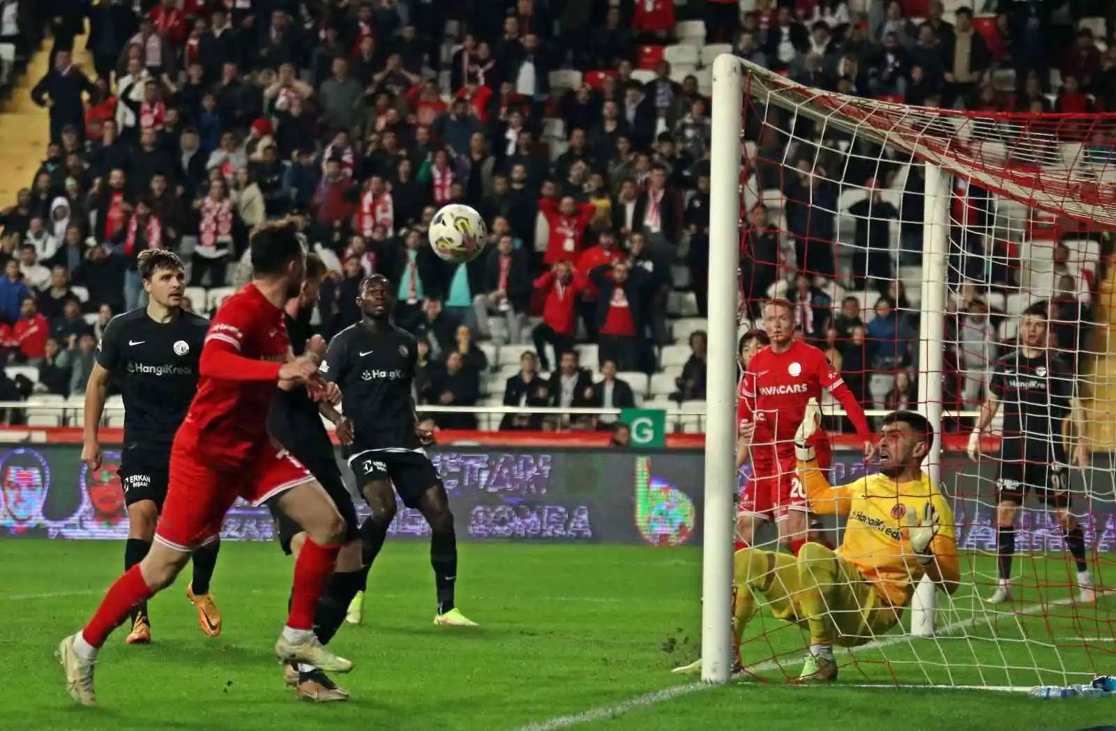 Spor Toto Süper Lig: FTA Antalyaspor: 1 - Ümraniyespor: 1 (İlk yarı)