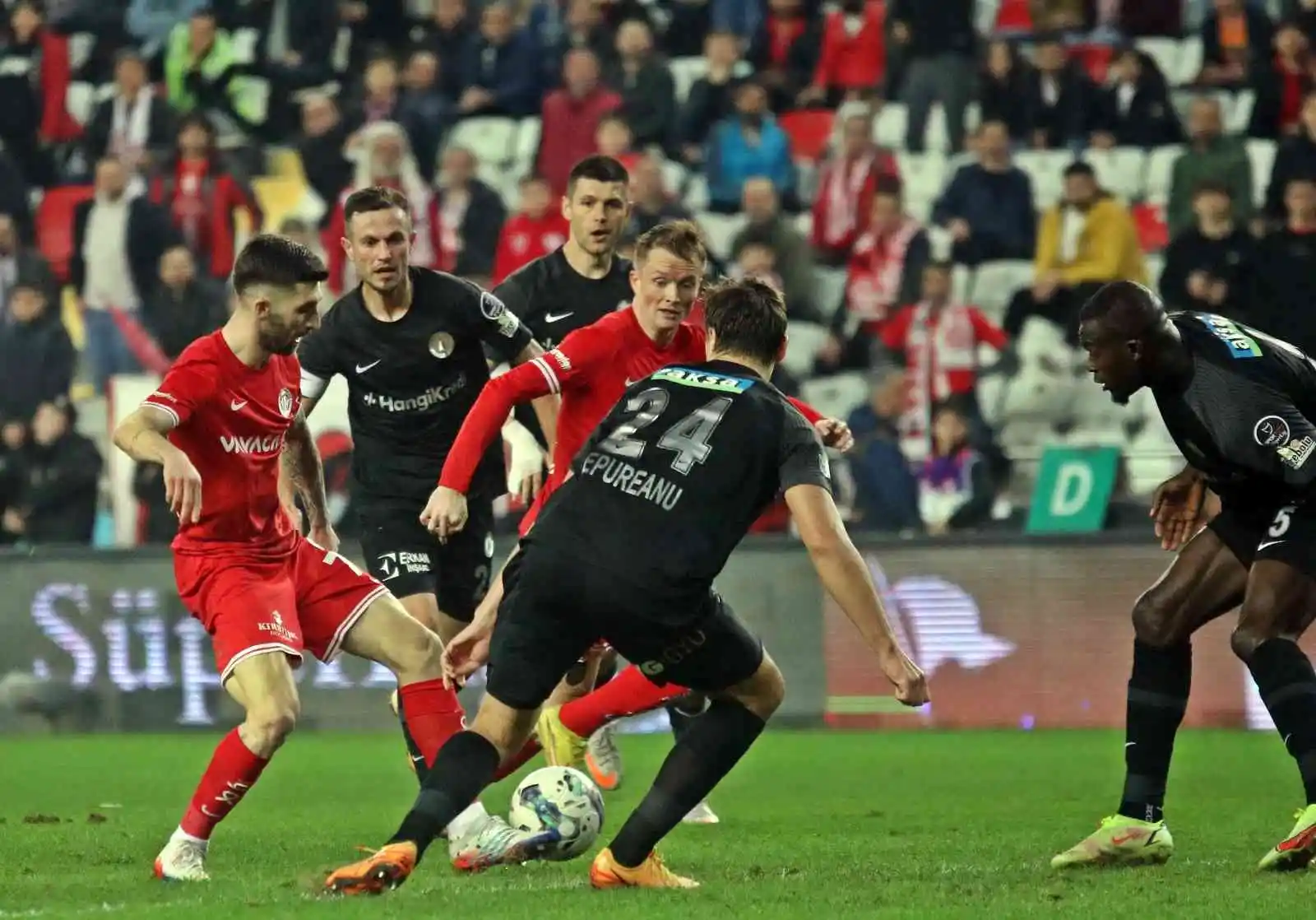 Spor Toto Süper Lig: FTA Antalyaspor: 1 - Ümraniyespor: 1 (İlk yarı)