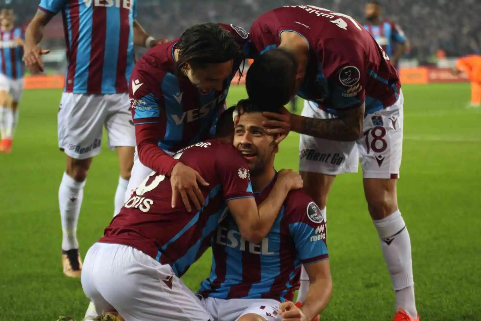 Spor Toto Süper Lig: Trabzonspor: 1 - Medipol Başakşehir: 0 (İlk yarı)