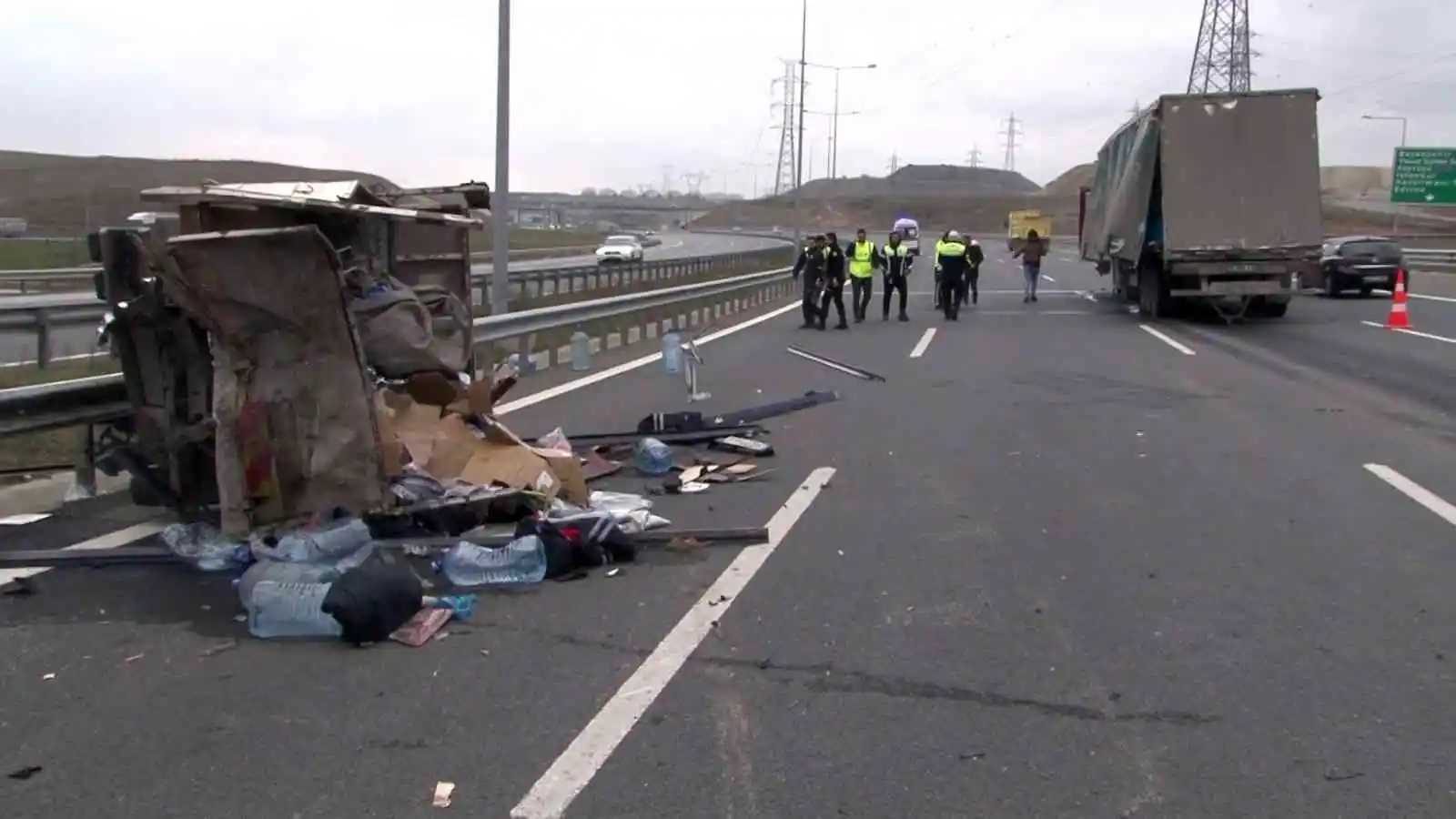 Sultangazi Kuzey Marmara Otoyolu’nda tır, ani fren yapan kamyona çarptı: 1 yaralı
