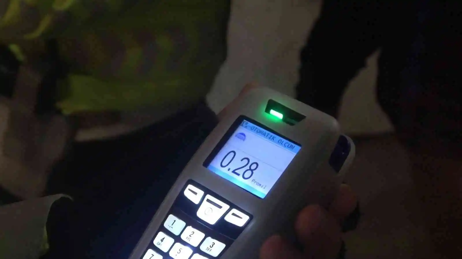 Sürücü alkollü yakalandı, arkadaşı beddua yağdırdı