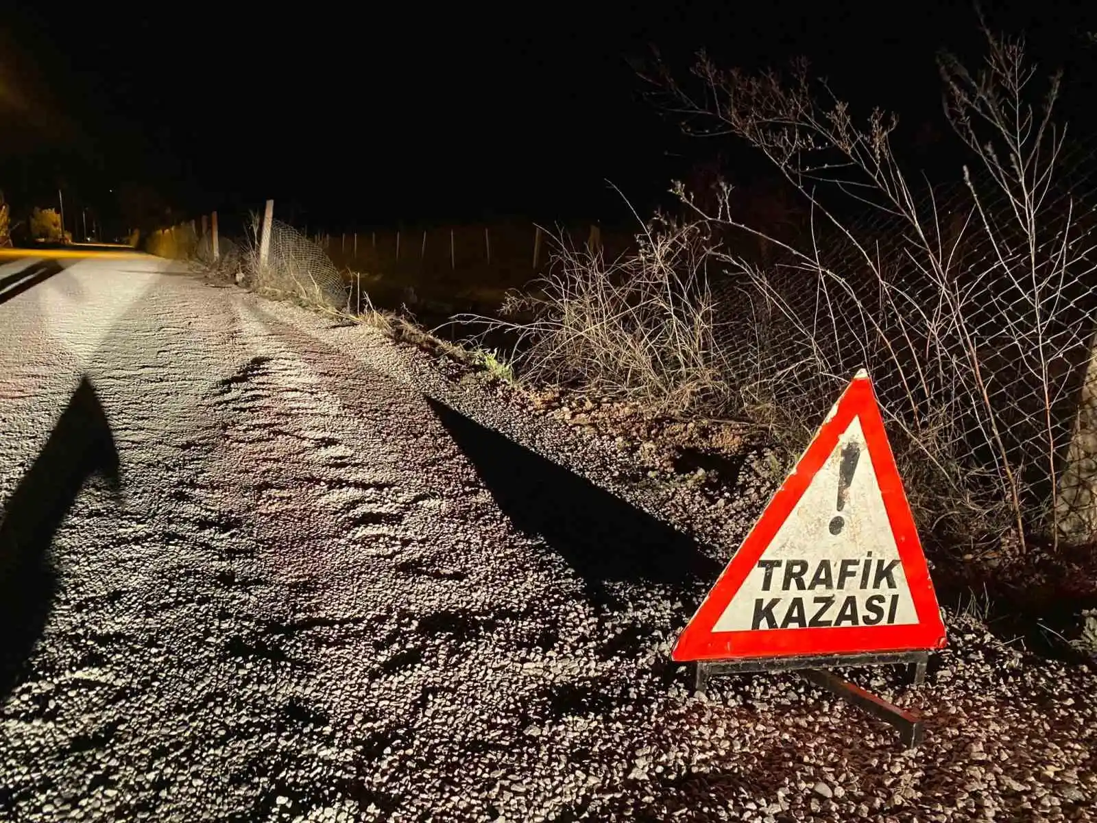 Sürücüsünün direksiyon hakimiyetini kaybettiği otomobil kanala uçtu