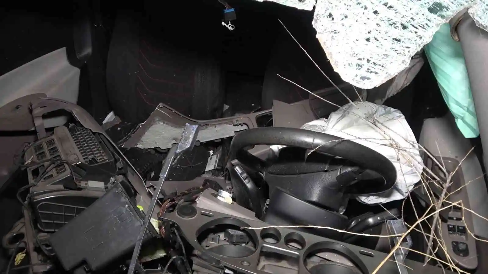 Takla atan otomobil 120 metre sürüklendi: Camdan fırlayan sürücü ağır yaralandı