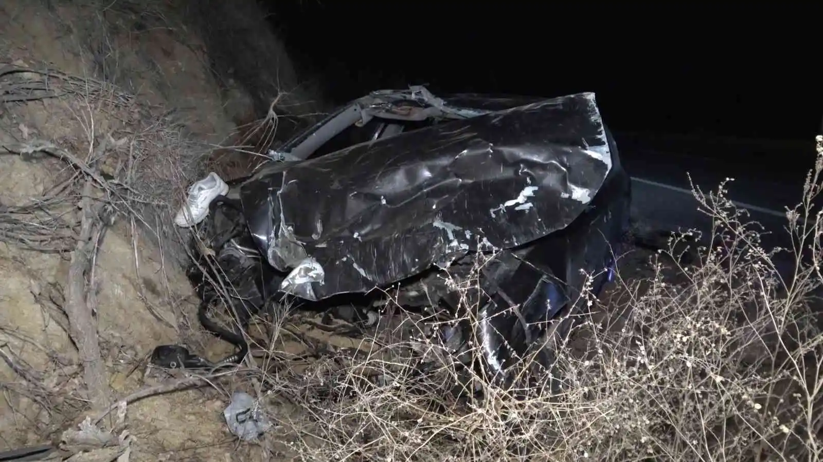 Takla atan otomobil 120 metre sürüklendi: Camdan fırlayan sürücü ağır yaralandı
