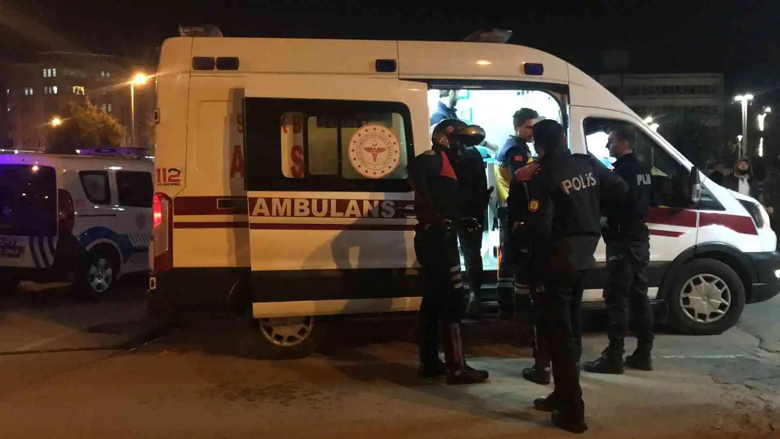 Taksi durağı önünde bıçaklı saldırıya uğrayan kişi yaralandı