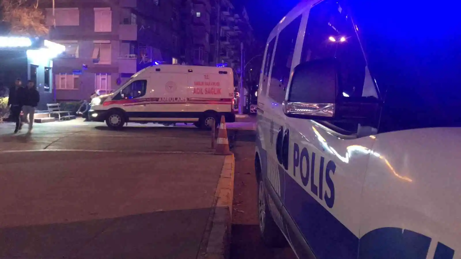 Taksi durağı önünde bıçaklı saldırıya uğrayan kişi yaralandı