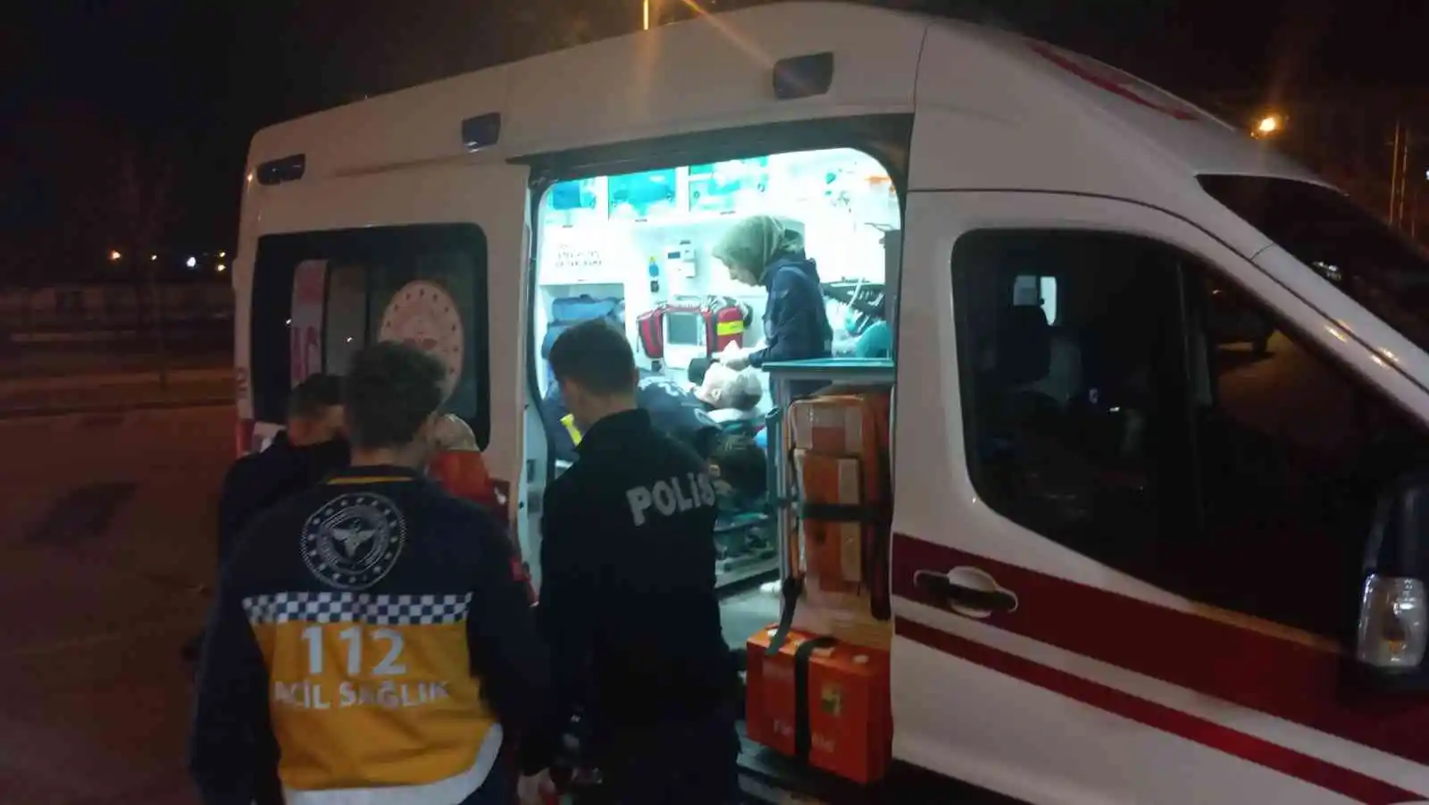 Taksi durağı önünde bıçaklı saldırıya uğrayan kişi yaralandı