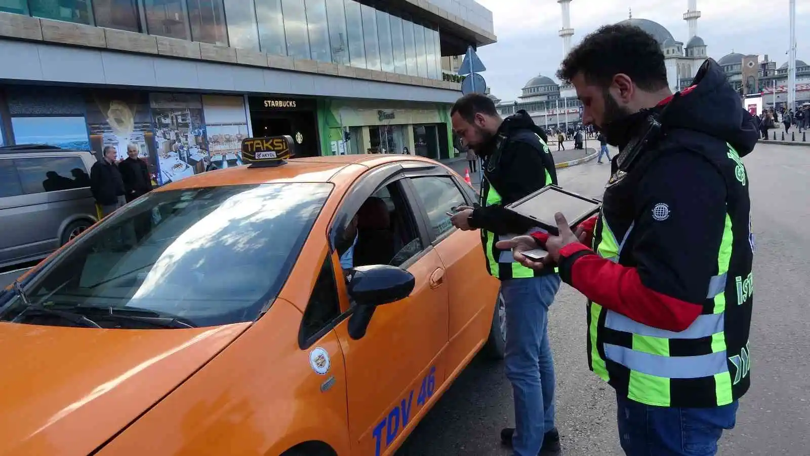 Taksim'de ticari taksi denetimi
