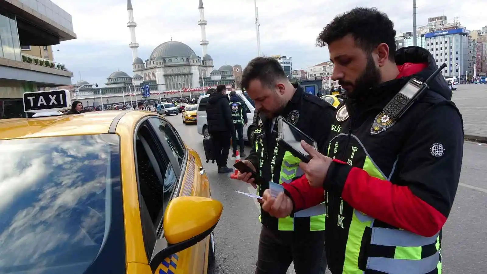 Taksim’de ticari taksi denetimi