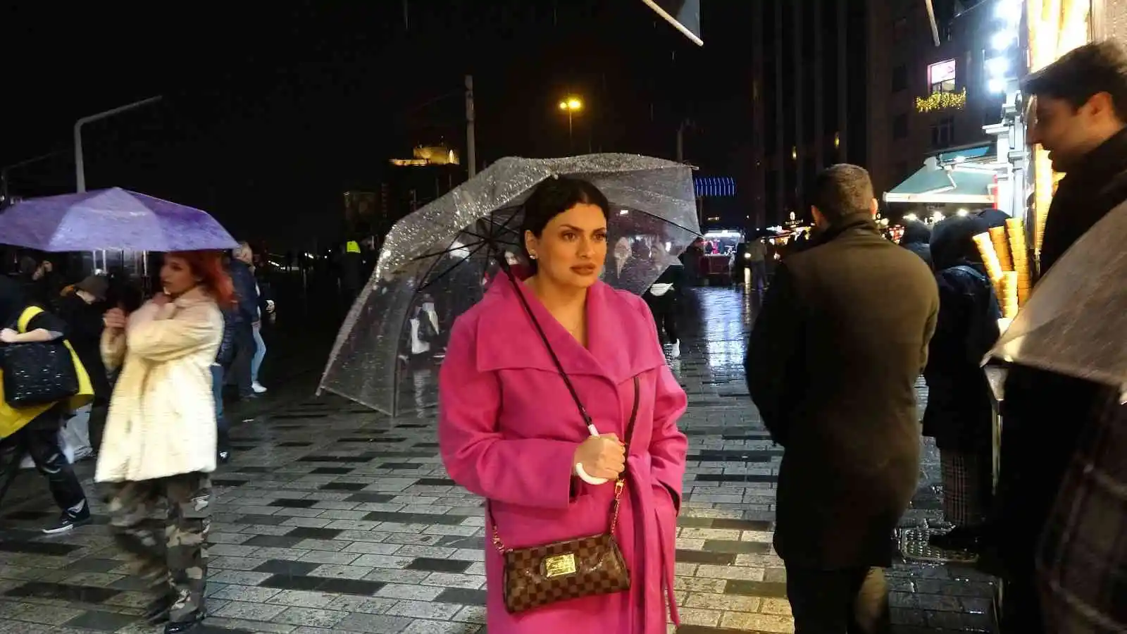Taksim’e akşam saatlerinde yağmur sürprizi