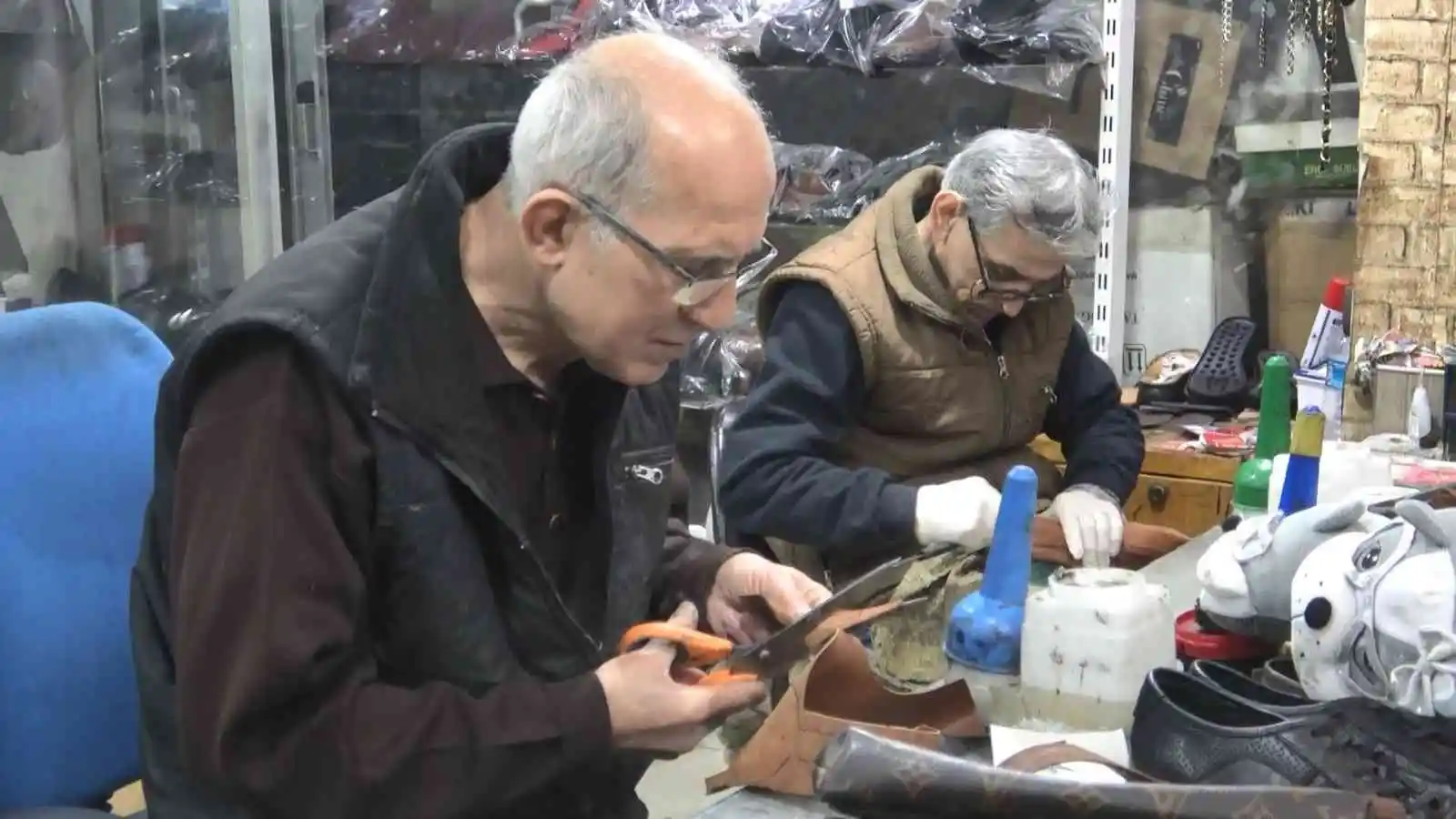 Tamircilerde unutulan ayakkabılar ihtiyaç sahiplerine gidiyor
