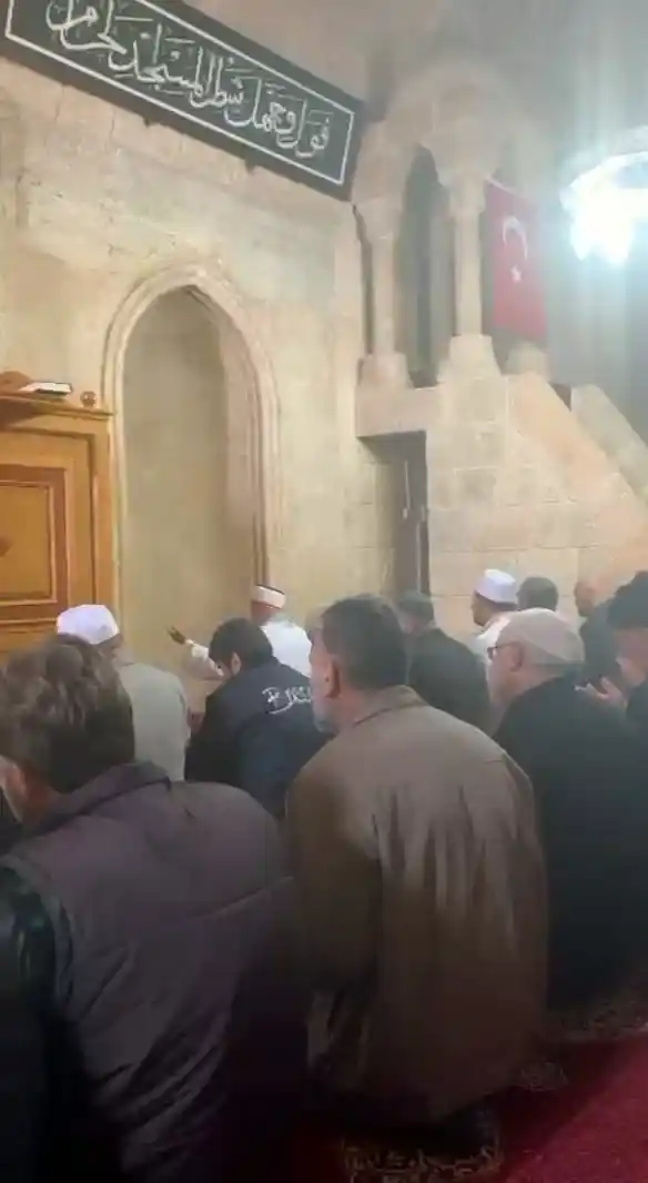 Tarihi camide yağmur duası

