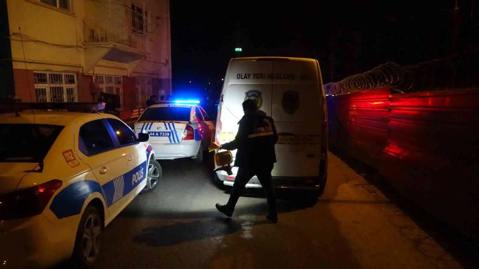 Tartıştığı arkadaşını sokak ortasında pompalı tüfekle vurdu