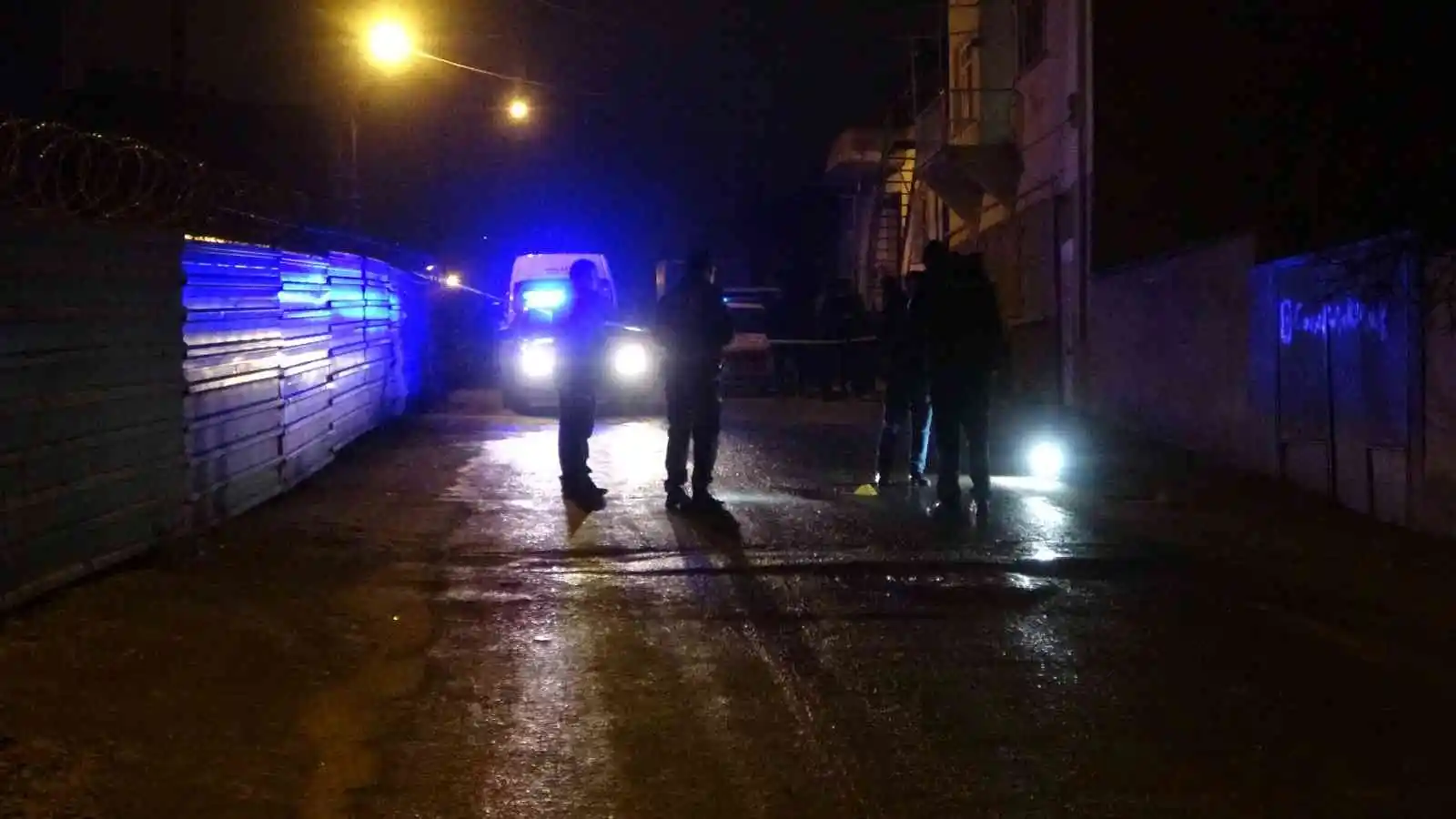 Tartıştığı arkadaşını sokak ortasında pompalı tüfekle vurdu