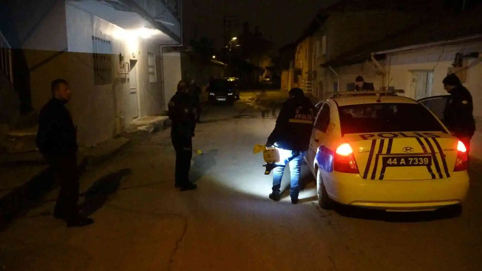 Tartıştığı arkadaşını sokak ortasında pompalı tüfekle vurdu