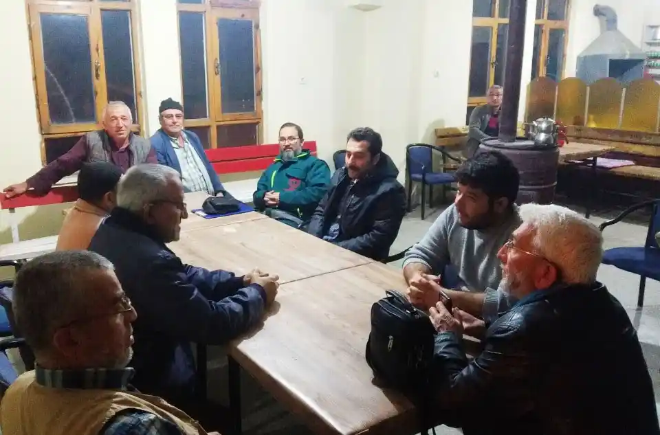 Tavşanlı'da çiftçiler gece toplantıları ile bilgilendiriliyor