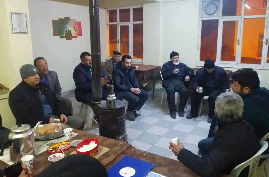 Tavşanlı’da çiftçiler gece toplantıları ile bilgilendiriliyor