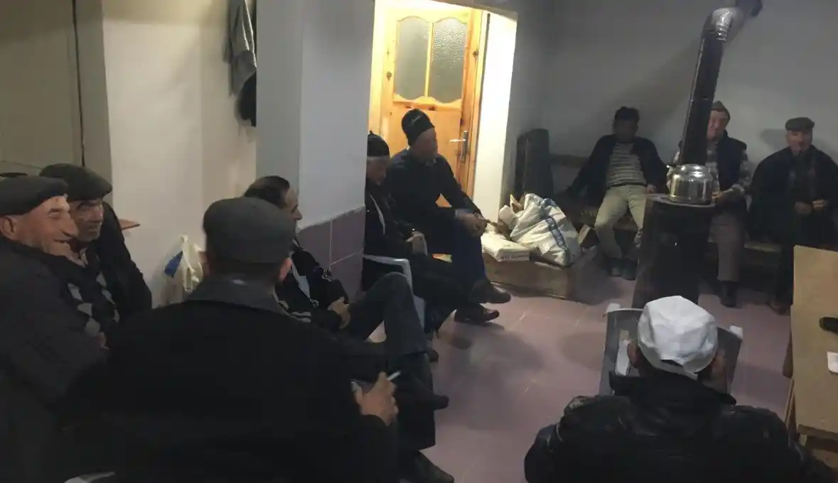 Tavşanlı’da çiftçiler gece toplantıları ile bilgilendiriliyor