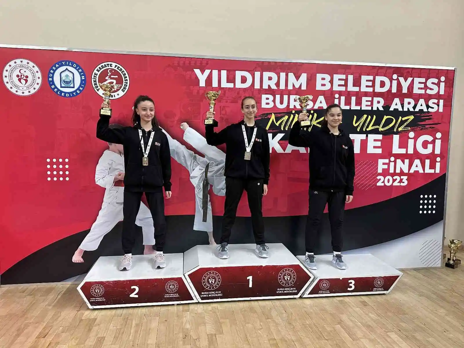 Tavşanlı Karate Okulu 2023 yılına 18 kupa ile girdi