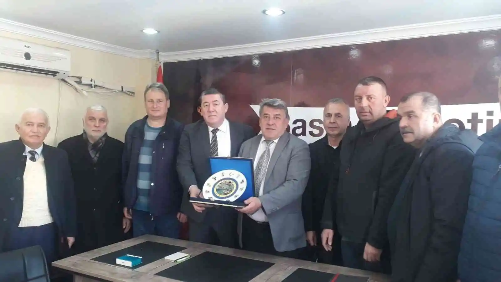 Tekin’den gazetecilere plaket