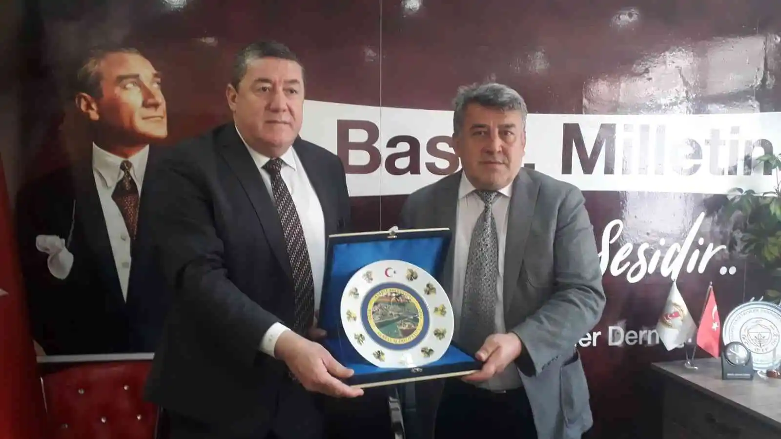 Tekin’den gazetecilere plaket