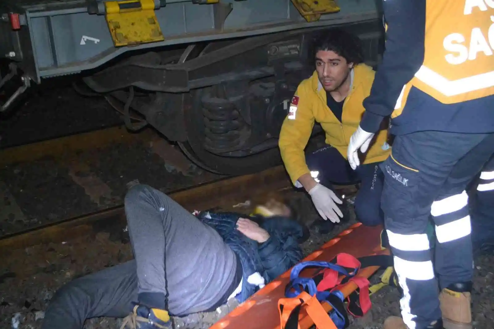 Tekirdağ'da bir genç rayların kenarında yaralı bulundu