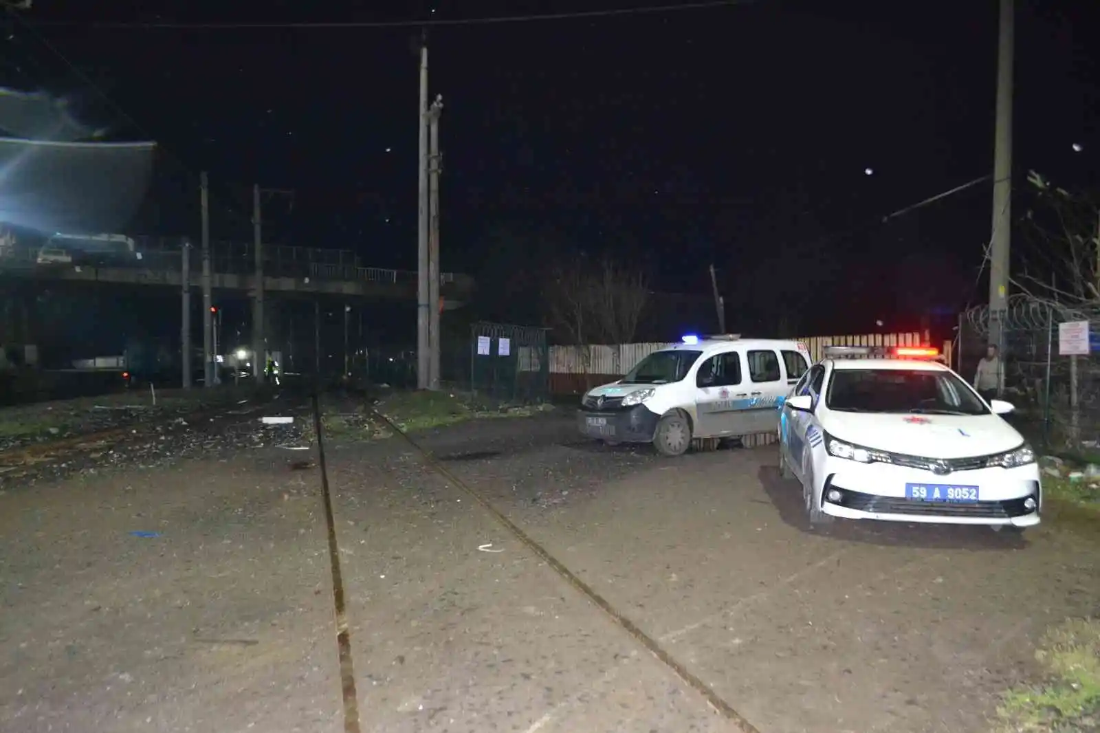 Tekirdağ’da bir genç rayların kenarında yaralı bulundu