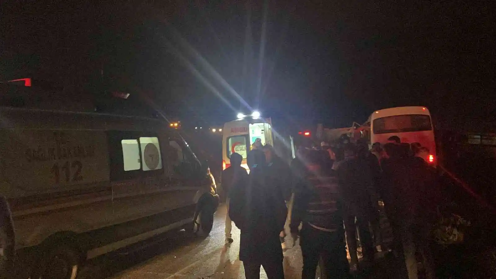 Tekirdağ’da işçi servisiyle kamyonet kafa kafaya çarpıştı: 1 ölü, 20 yaralı