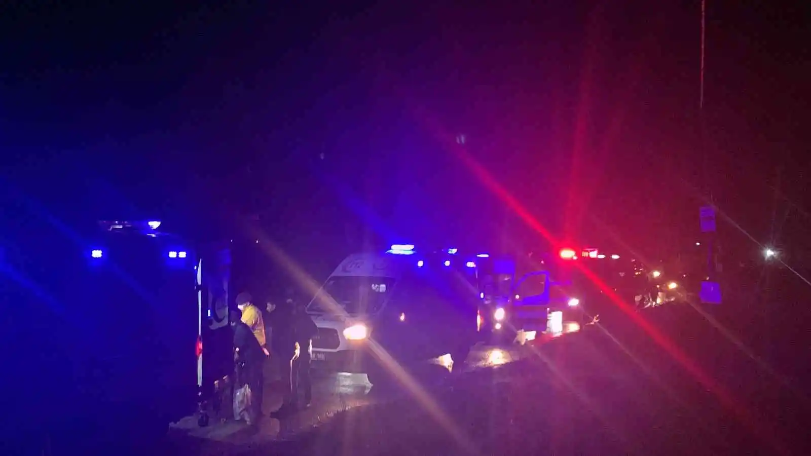 Tekirdağ’da işçi servisiyle kamyonet kafa kafaya çarpıştı: 1 ölü, 20 yaralı