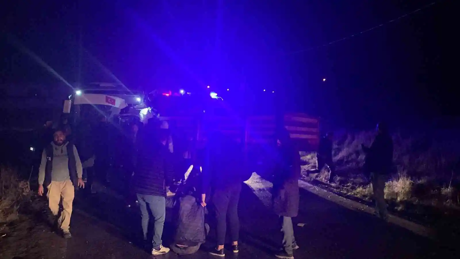Tekirdağ’da işçi servisiyle kamyonet kafa kafaya çarpıştı: 1 ölü, 20 yaralı