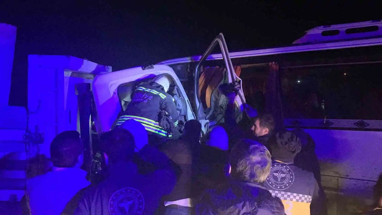 Tekirdağ’da işçi servisiyle kamyonet kafa kafaya çarpıştı: 1 ölü, 20 yaralı