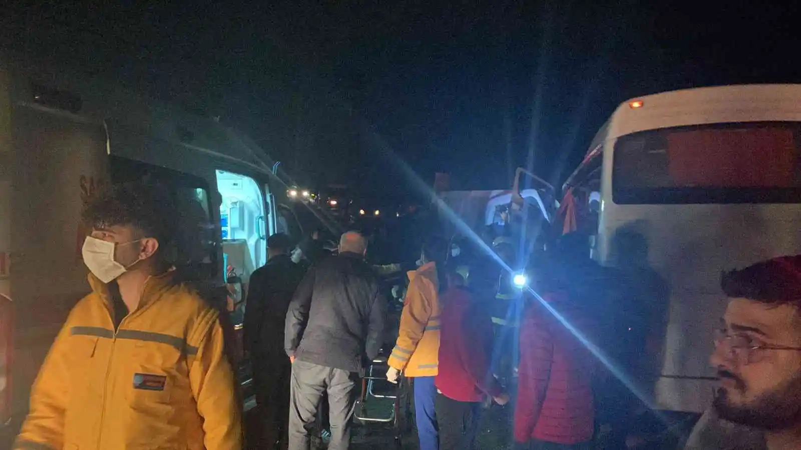 Tekirdağ’da işçi servisiyle kamyonet kafa kafaya çarpıştı: 1 ölü, 20 yaralı