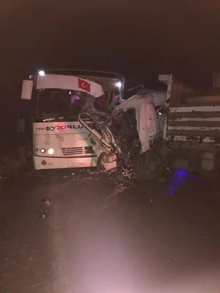 Tekirdağ’da işçi servisiyle kamyonet kafa kafaya çarpıştı: 1 ölü, 20 yaralı
