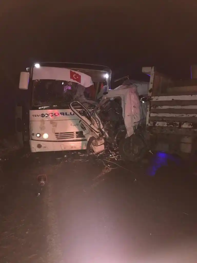 Tekirdağ’da işçi servisiyle kamyonet kafa kafaya çarpıştı: 1 ölü, 20 yaralı