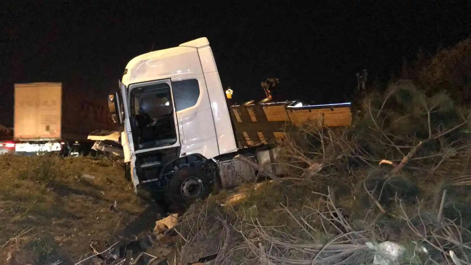 TEM Otoyolu'nda tır devrildi, trafikteki sürücüler kontak kapattı
