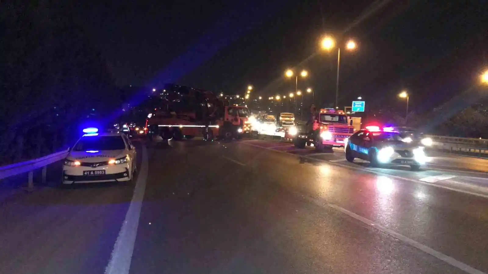 TEM Otoyolu’nda tır devrildi, trafikteki sürücüler kontak kapattı