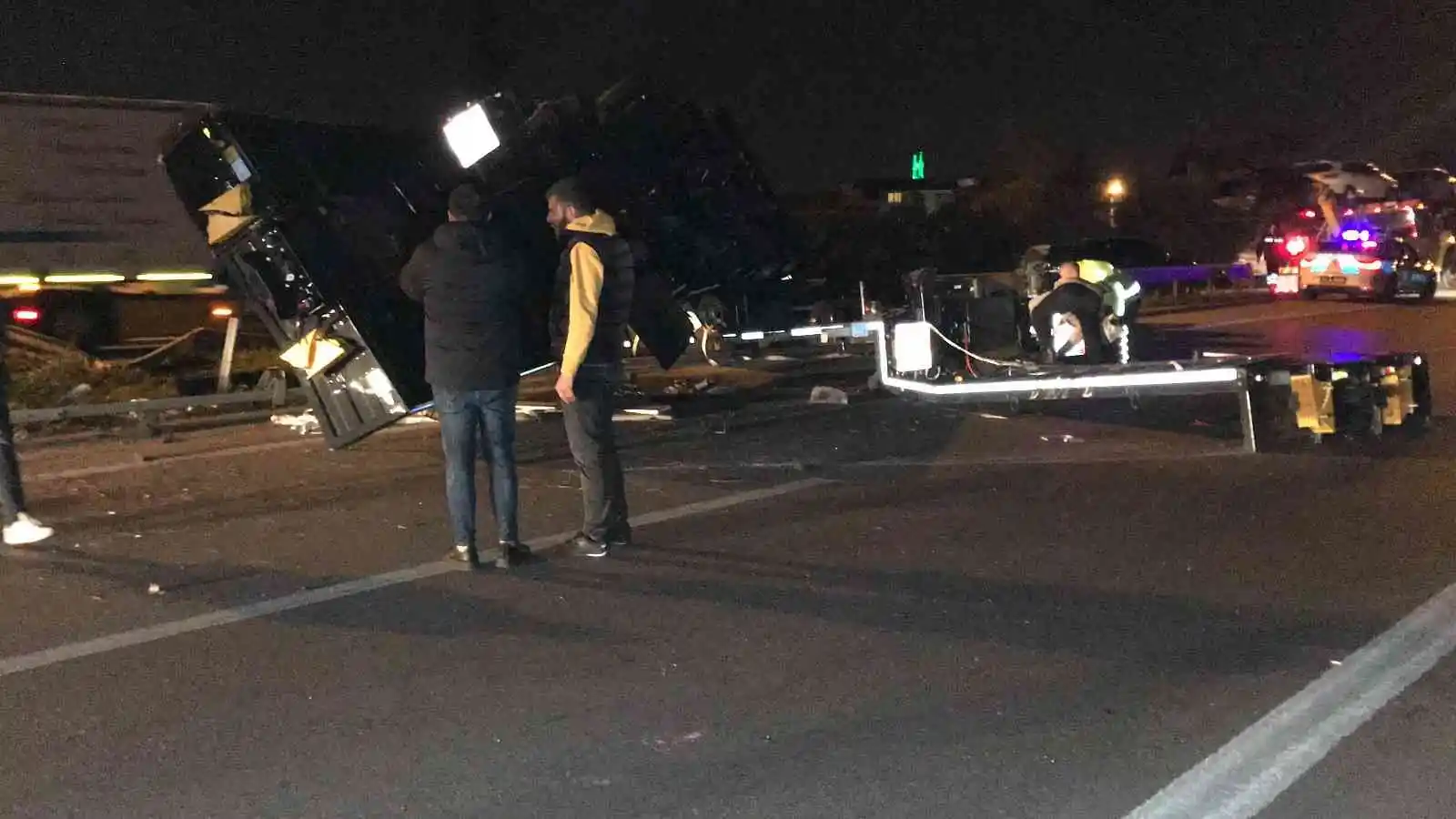 TEM Otoyolu’nda tır devrildi, trafikteki sürücüler kontak kapattı
