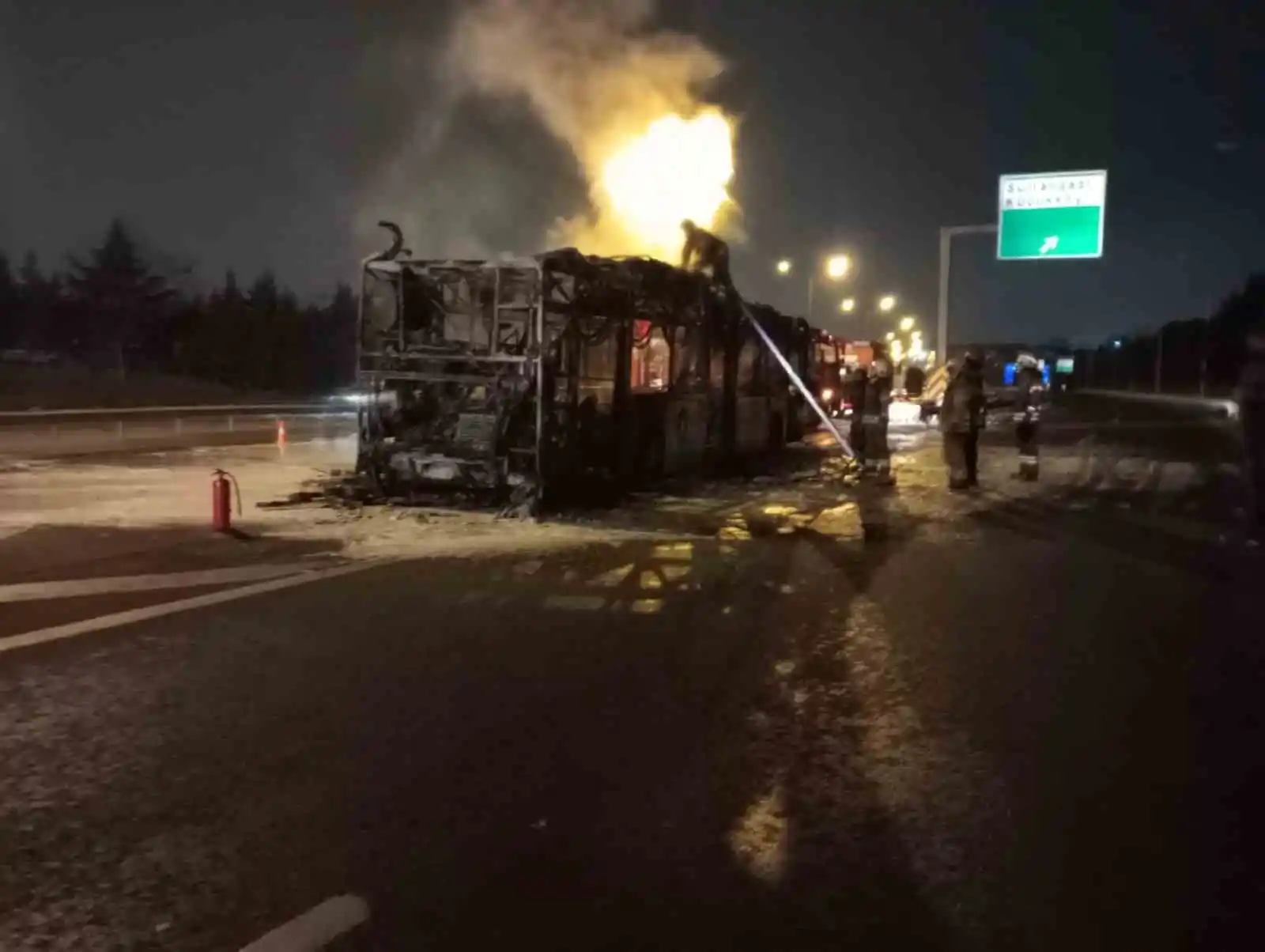 TEM Otoyolunda alev alev yanan İETT otobüsünde patlamalar meydana geldi